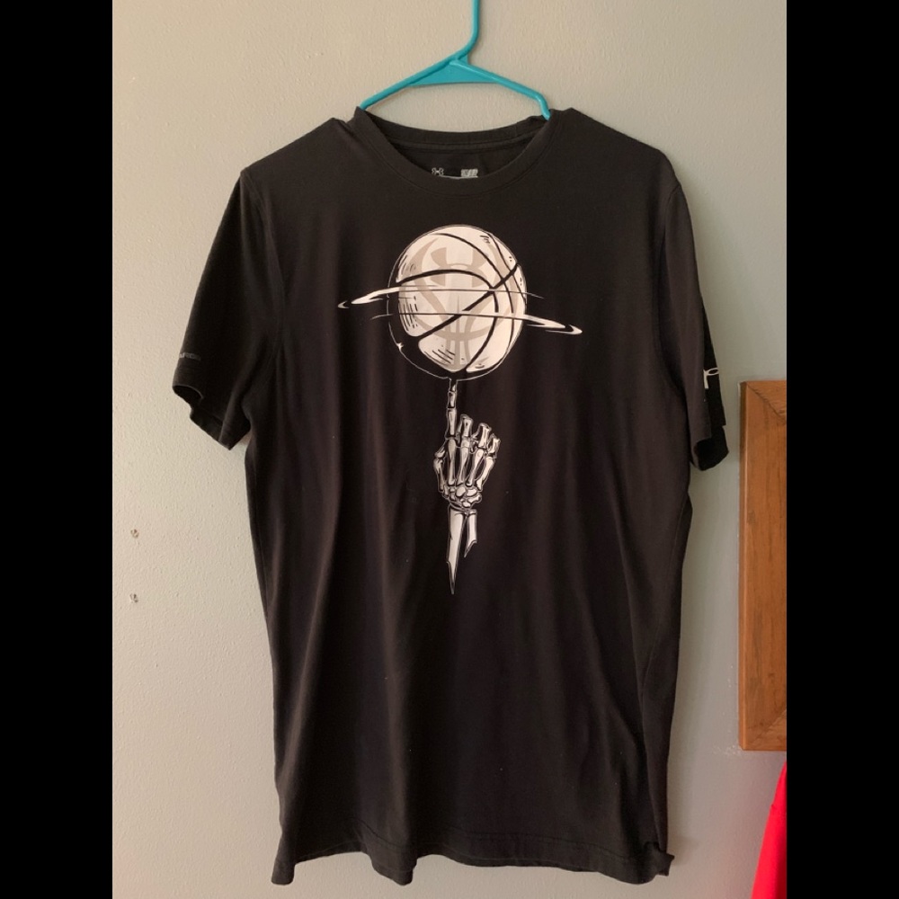 Black Under Armour tee shirt